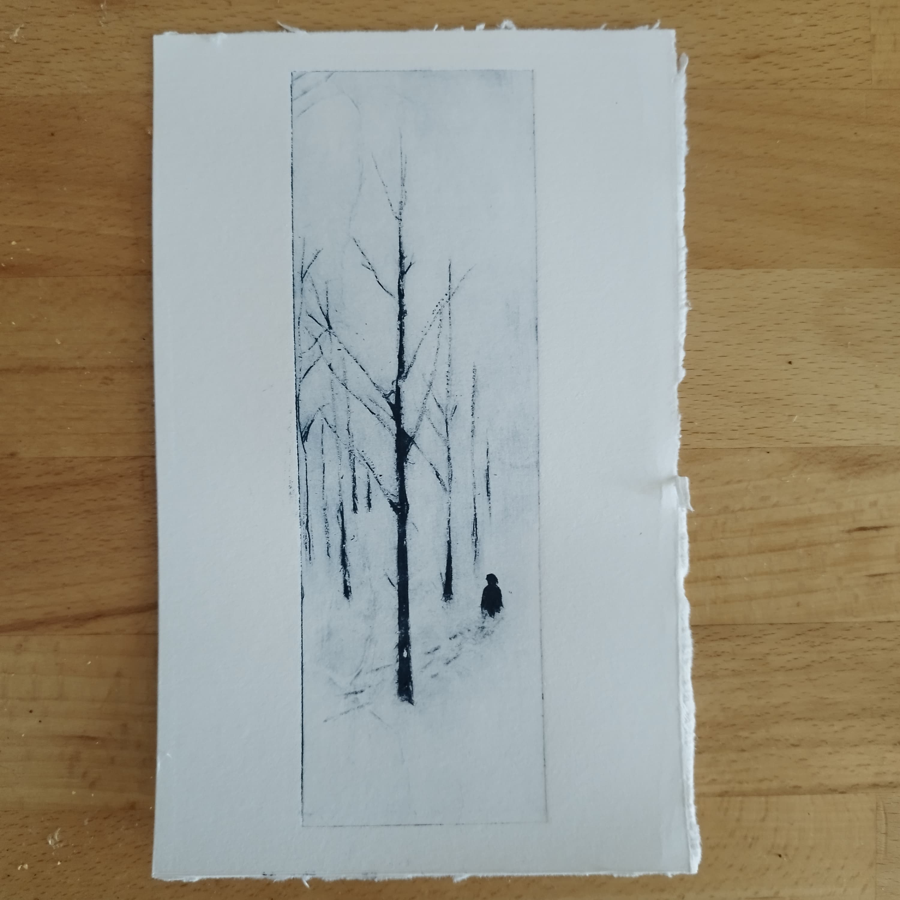 Gravure représentant une forêt de grands arbres dénudés traversée par une silhouette