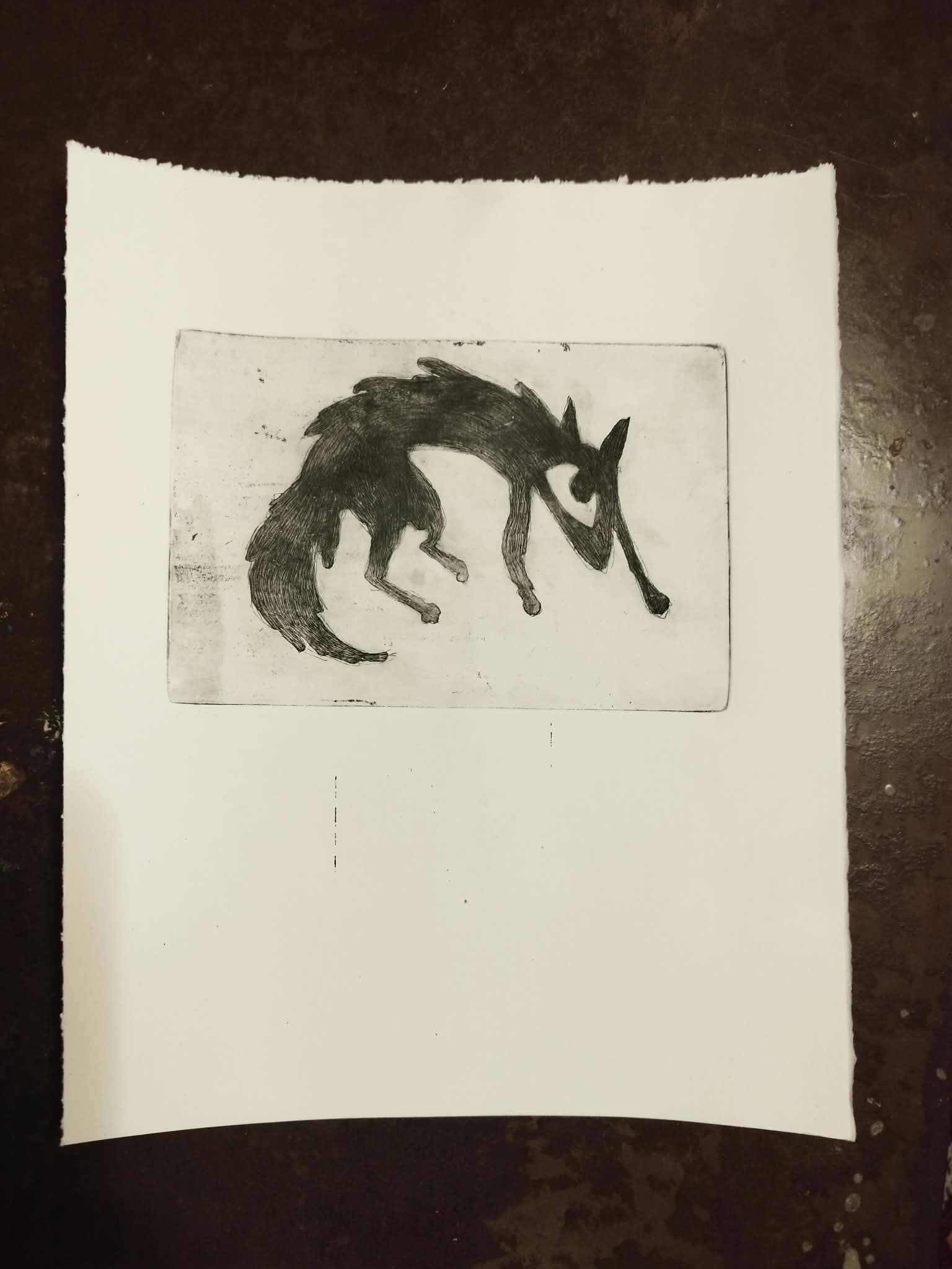 Gravure en noir et blanc représentant un loup penché, museau baissé, dans un style tout en hachures